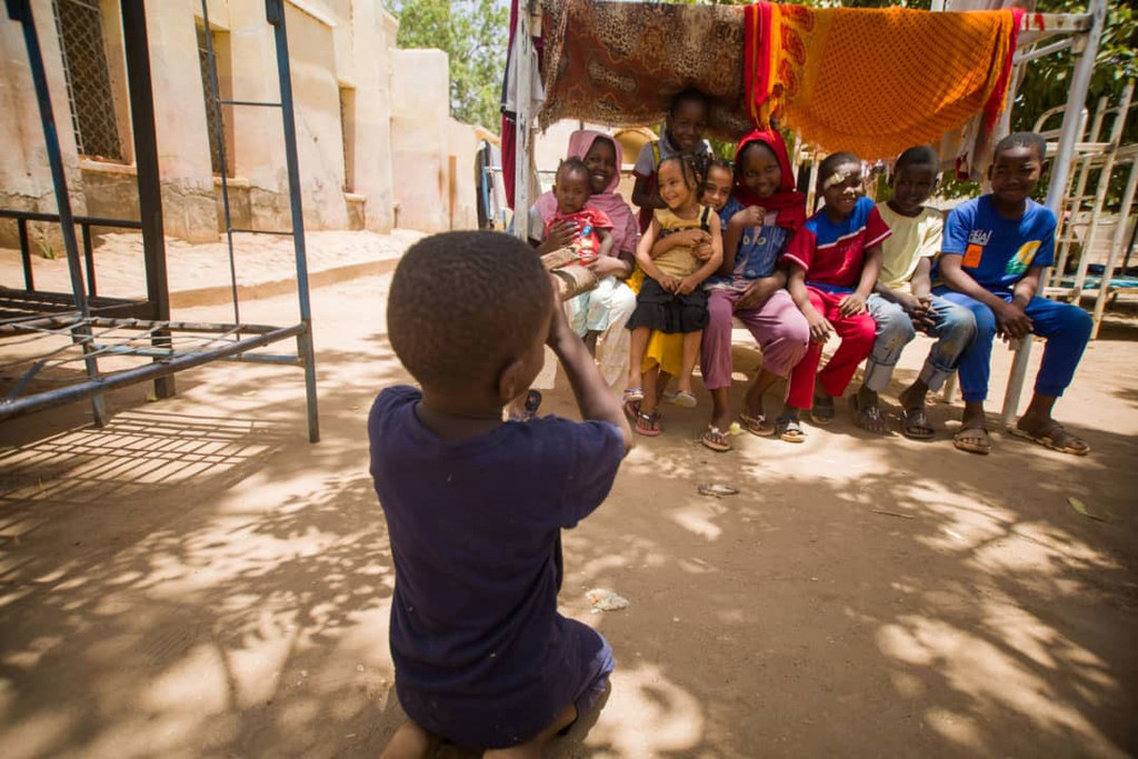 Enfants soudanais déplacés dans un abri temporaire.
